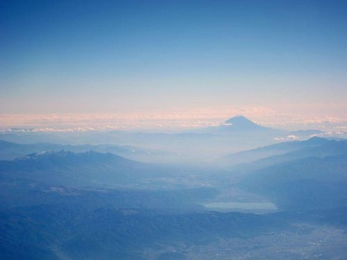 さらば日本よ。しばしの別れじゃ！遠くに霊峰富士を眺めつつ、北アルプス西方をシベリアに向かって飛行中。（2010年11月4日11:53JST）