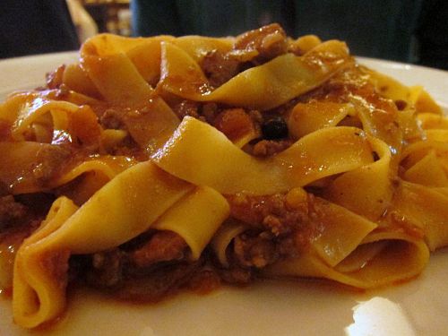 ｢イノシシ肉のミートソースのパッパルデッレ｣ Pappardelle al ragu’ di cinghiale maremmano.（2010年11月4日21:25CET）