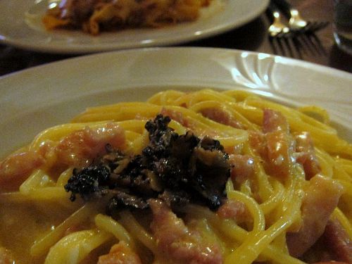 ｢オニオン、トマト、イタリアンチョリソ、黒トリュフのスパゲッティ｣ Spaghetti con caciocavallo e n’duja di Spilinga.（2010年11月4日21:25CET）