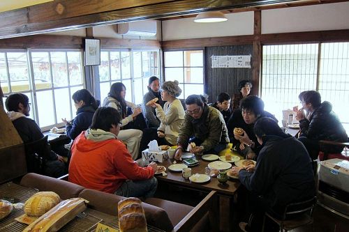 昼食はみんなで｢薪パン｣にレッツゴー！美味しいパンとコーヒー、そして新しい仲間たち。いい時間が流れていました。