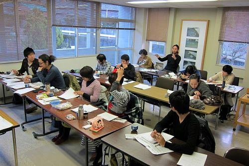 自由な空気が流れる中、講義が進行！ステキなアイデアはこんな雰囲気から生まれるんですよね。