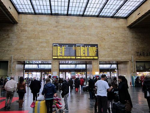 キャスター付きスーツケースを引いている人が行き交い、鉄道駅は活気に満ちています。スリや置き引きも多く要注意。特に日本人は狙われやすいのだとか！（2010年11月６日09:13CET）