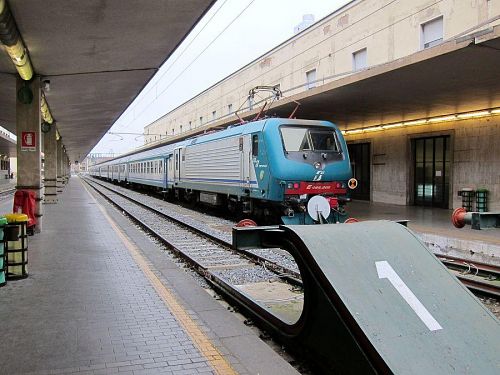 右側の列車が各駅停車のリボルノ中央駅行きです。（2010年11月６日09:17CET）