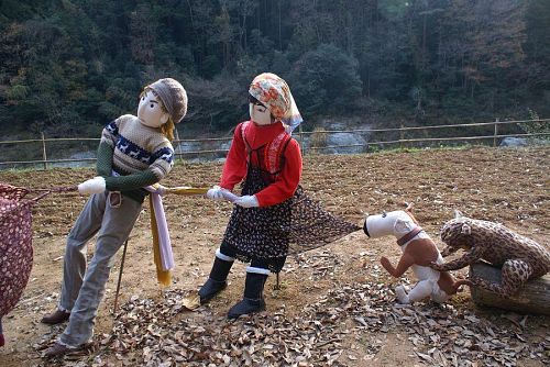 おおきなかぶを人間や動物たちが抜いています。