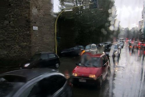雨と通勤ラッシュで混み合うフィレンツェ市街を通り抜け、高速道路に向かいます。（2010年11月10日09:10CET）