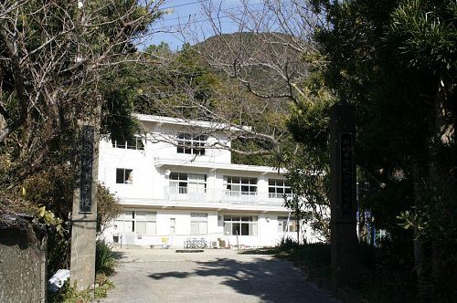 山の中腹にあるきれいな学校。「こんなにいい学校ほかにはない」と先生。