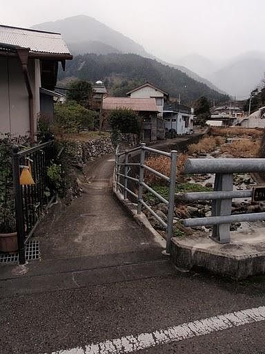 山側へ続く細い道