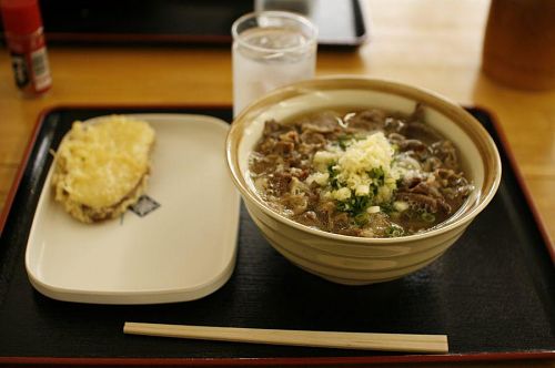 肉玉うどん（中）590円。贅沢品の牛肉を大量摂取。美味。