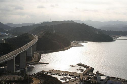 鳴門大橋を渡る高速道路。気持ちいいだろうなあ。