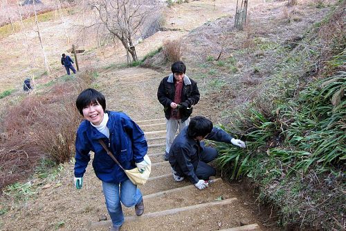 木製ステップ周辺の手入れに余念がない笑顔の中山さん、熱中する大林さん、風邪気味の岸田さん。遠くには高橋さんの元気な姿も。