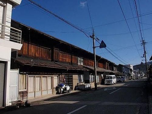 まるけっとの行われる寄井の商店街。この長屋のトンネルを抜けると、劇場寄井座です。