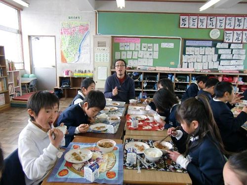 給食に感動して驚いた顔。