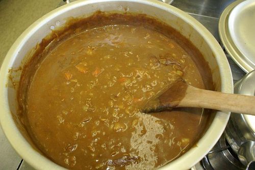 本日のメニューはシンプル・イズ・ベストでカレーライスです。