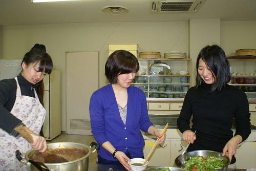 三美人に囲まれての料理、ニコライうらやましいだろう。