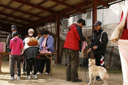 張り切ってゼッケン１番をゲットしたのは東京都新宿区からきたジカタビーズ。