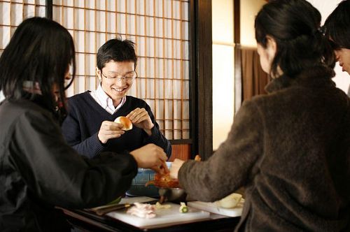 ごはんをつくるひと。「正座して食材を切るとシャンとする」とのこと。切り方も多様。