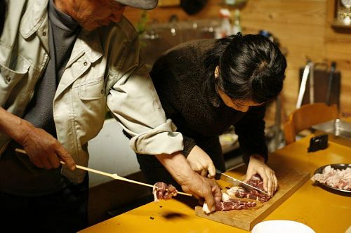 その場で、切って、その場で焼く。竹串もその場で作ったもの。