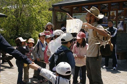 道の駅に集合したこどもたち。みんなー、お兄ちゃんの話聞いてー！