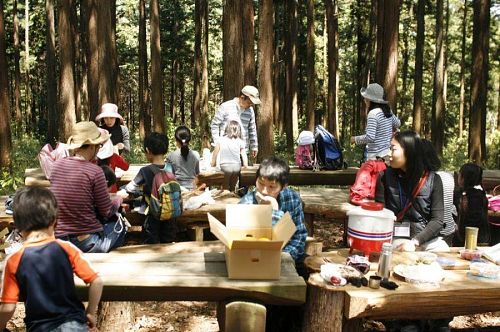 さながら森のレストラン。外でみんなで食べるごはんってどうしておいしいのだろう。