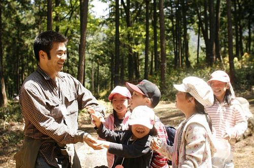 野武士ぐっさんもちびっこパワーには敵いません。ほくろスイッチを狙われています。