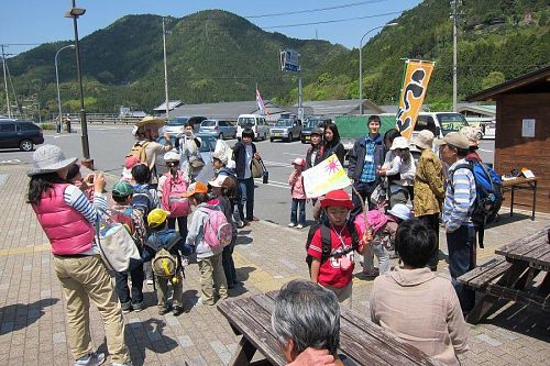 「神山こども自然塾」は、塾生の塾生による子どもたちのためのプログラム。企画から集客、運営に至る、すべてを塾生たちの手でやり遂げました。