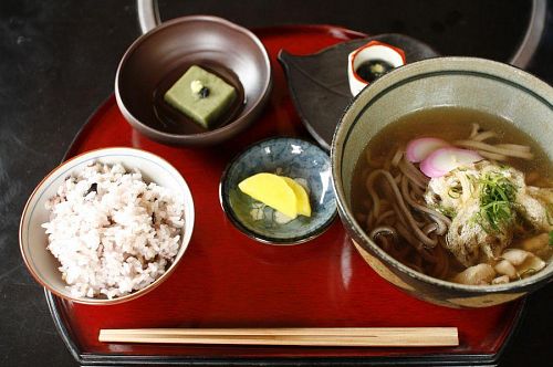 季節の小鉢がついた風味豊かな田舎そば定食。１０００円。