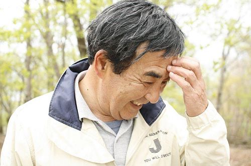 無事登り終えて、ほっとしているおとうさん。いやいや、山は下山が勝負です！