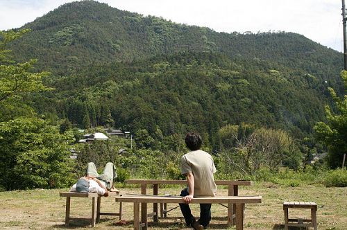 あまりの気持ちよさに寝転ぶ人も。ナイスビュー。