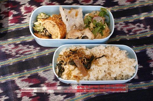 わたしのお弁当。あれもこれも食べたい。おかわりもしよう。