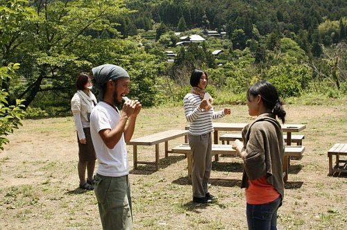 一枚の紙を噛んで、目を瞑って足踏み。噛み合わせがいいと、位置がズレません。