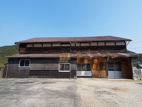 昭和４年に地元の医師佐々木高助氏によって創建された劇場寄井座。神山人の思い出が詰まっています。