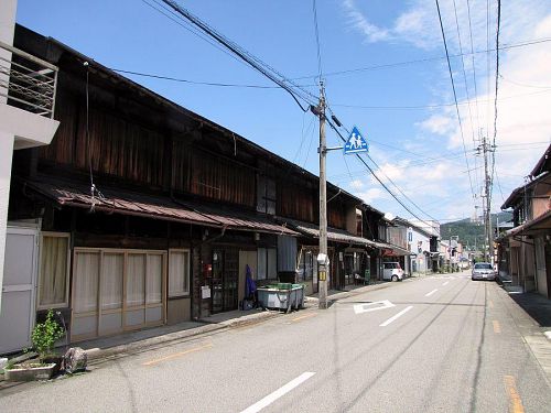 昭和初期にワープ。長屋などの木造建築が郷愁を誘う寄井商店街。