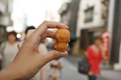 お祭りというからには、屋台も並びます。やなせたかし氏は高知県のスター。