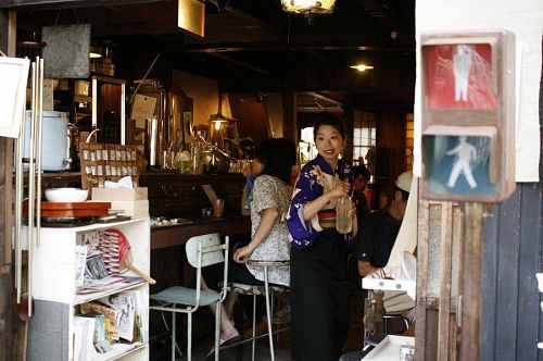 おしゃれな町屋カフェ「道–タオ–」も発見。店員さんの着物も素敵です。