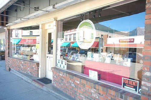 町の空き店舗を仮の図書館に