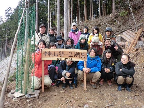 歴代の神山塾生たち（上：第１期アドプト、下：第２期記念植樹）