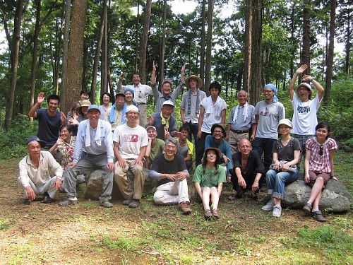 神山の人々の親しさを、ＫＡＩＲ２００９・山中カメラさん作「神山スダチ音頭」の歌詞を借りて表現すれば、まさに「親切はお接待の文化」。いわゆる余所者もすんなり受け入れてしまう懐の深さ。画像はいつかの森づくりの一幕。