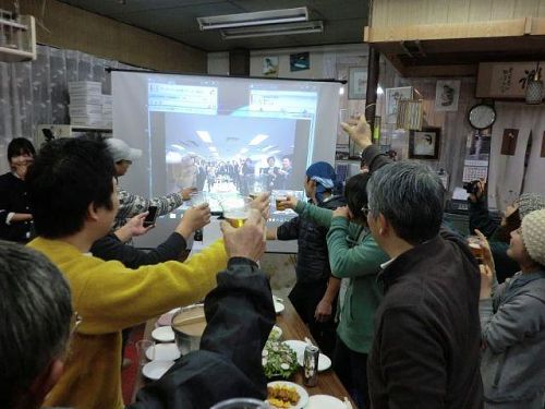 続いて、アドプトやサテライトオフィス関連でイン神山するうちに、すっかり神山に馴染んだイクコさんからのお言葉です。写真は今年の東京―神山を繋いだ新年会から。