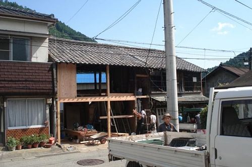 続いてプロジェクト空家町屋を率いるお二人から。写真は空家町屋２０１０での古民家改修の様子、懐かしきブルーベアオフィスまでの途上です。