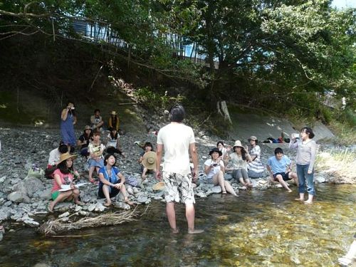 そして、神山塾の周知の話でこの人を欠くわけにはいきません。募集記事を掲載させていただいている東京仕事百貨、その仕掛け人ケンタさんの願望（？）。写真は川に入ってゲストスピーカーをするケンタさんの後姿。