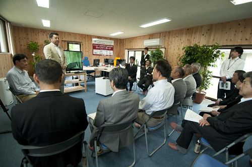 サイファー・テック(株)代表の吉田さんの挨拶　左横に美波Lab所長の久米さん