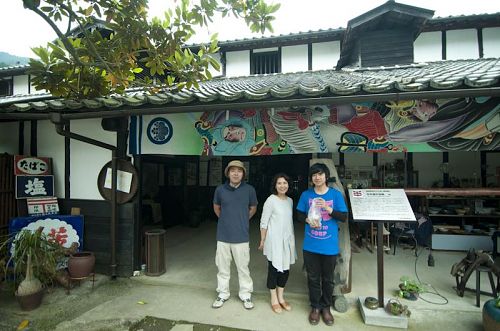 左から、三好市企画財政部地域振興課の中村さん、百年蔵のオーナーの西岡さん、地域起こし協力隊の薮下さん。に、ご案内いただきました。