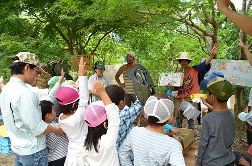 「神山こども自然塾」は、塾生の塾生による子どもたちのためのプログラム。企画から集客、運営に至るすべてを塾生たちの手でやり遂げています。