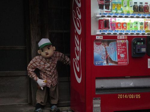 自販機の横の男の子