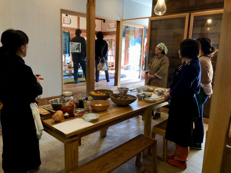 神山キウイをたのしもう 着る 食べる 染物と料理の1日 手でつくる教室 30 開催レポート イン神山 神山町のいまを伝える