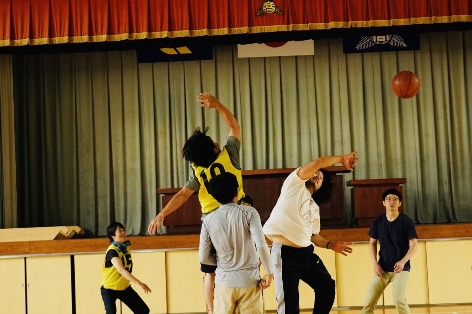 高校の体育館で、寮生と地域の大人混合のバスケの試合があった