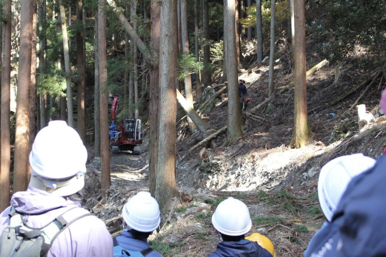 「生きているものを使う」目で見て、匂いを感じ、知る、神山の木の家づくり。