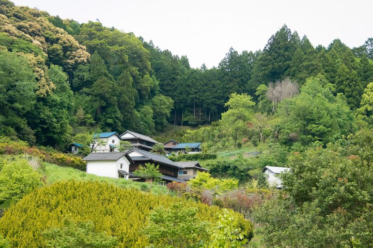典型的な山間部の古民家の立地