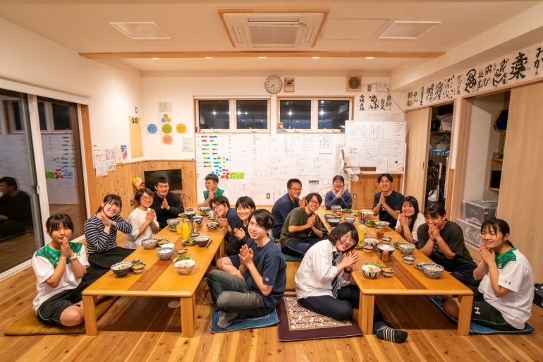 「ハウスマスターの仕事は、暮らしをつくること」神山つなぐ公社は、あゆハウスで高校生と共に暮らし、共に成長する人を募集します。