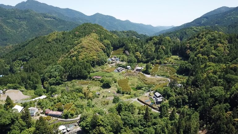 しずく めぐる谷の上空から